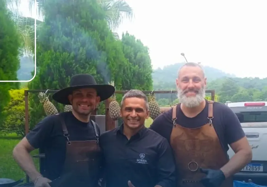 Assadores e equipe Borba em evento com fogo de chão