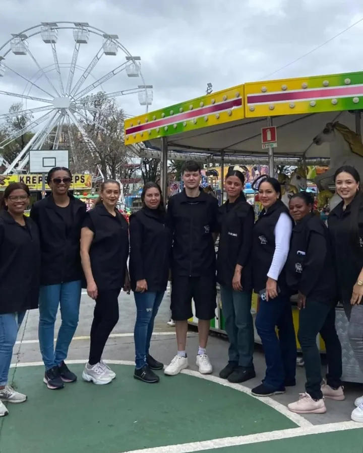 Equipe Borba uniformizada em feira