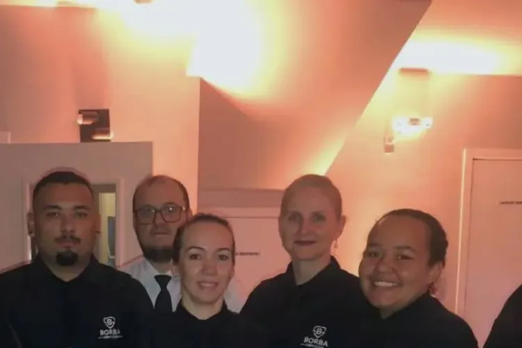 Equipe de garçons e garçonetes da Borba de uniforme preto