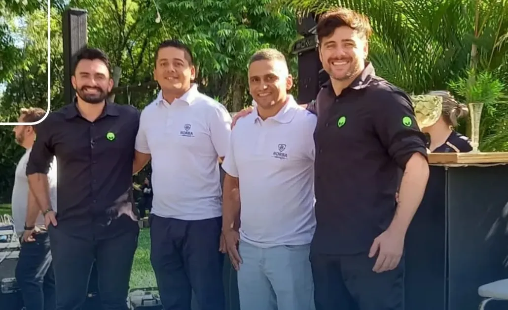 Equipe Borba com parceiros em evento ao ar livre